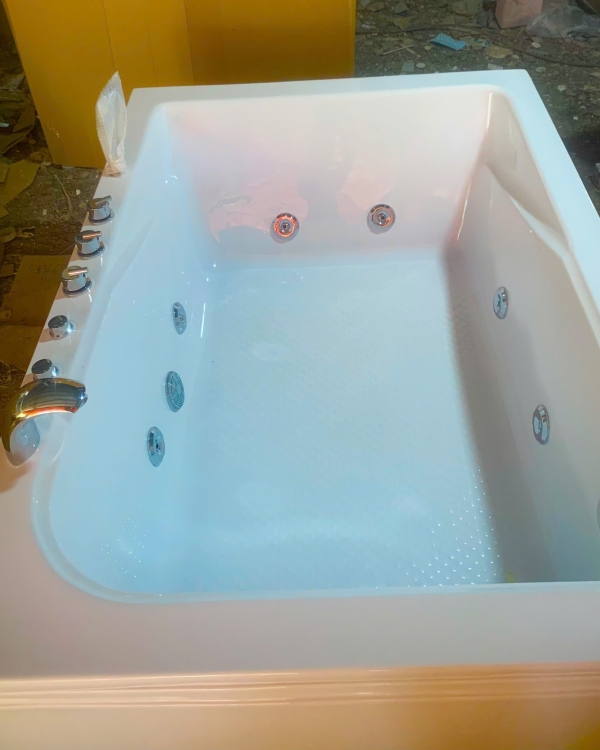 Bồn Tắm Vuông Đặt Sàn 1.7m*1.2m- DBT102